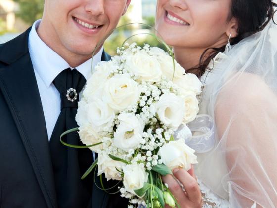 Молодожены расстались на свадьбе: брат жениха спустил невесту с лестницы