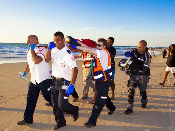 На пляже в Бат-Яме из воды вытащили мужчину, спасти его не удалось
