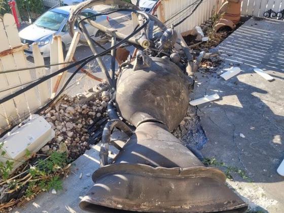 Ракетный обстрел: повреждено здание в Тират-Кармеле, осколки упали в Иерусалиме