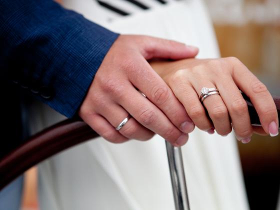 Жена через раввинатский суд требует обязать мужа носить обручальное кольцо