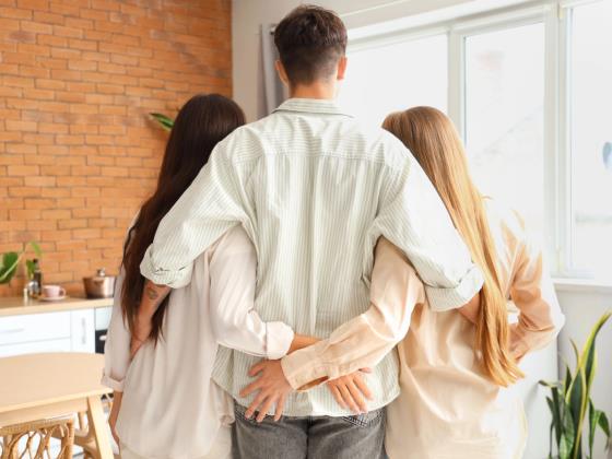 Суд отказал репатрианткам из России в признании полиаморного союза и во въезде их партнеру