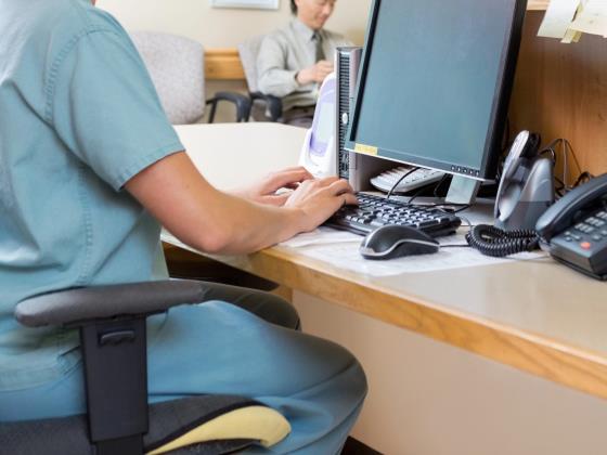 Секретаршу медучреждения уволили за любопытство к болезням бывшего заложника