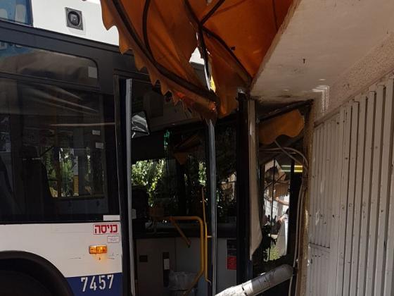 В Рамат-Гане автобус врезался в магазин - видео
