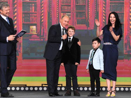 Путин учит школьников: «Границы России нигде не заканчиваются»