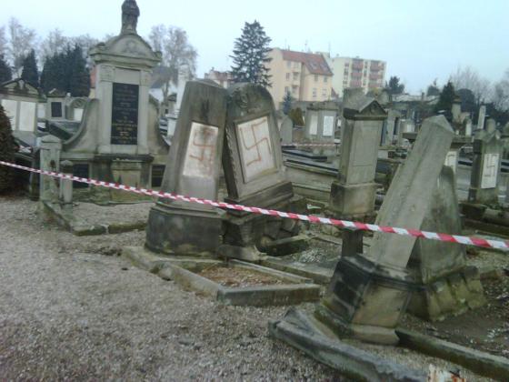 Во Франции осквернены десятки еврейских могил
