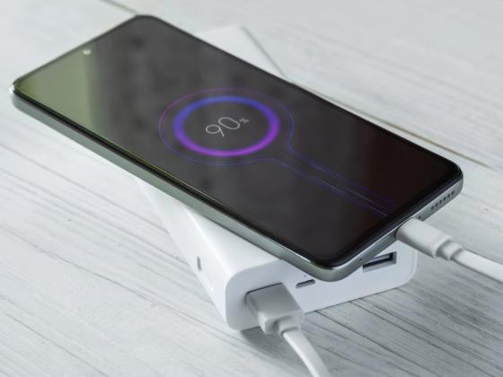 «Эль-Аль» запрещает использование портативных аккумуляторов для смартфонов