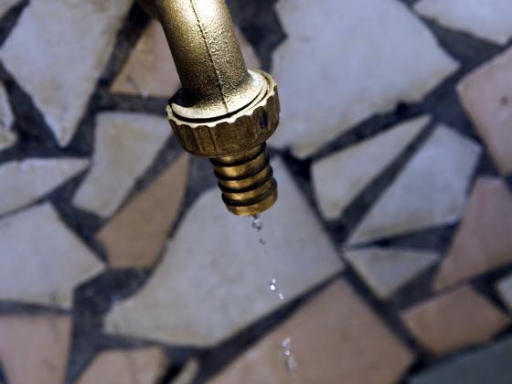Число отравившихся питьевой водой превысило 100.000 человек