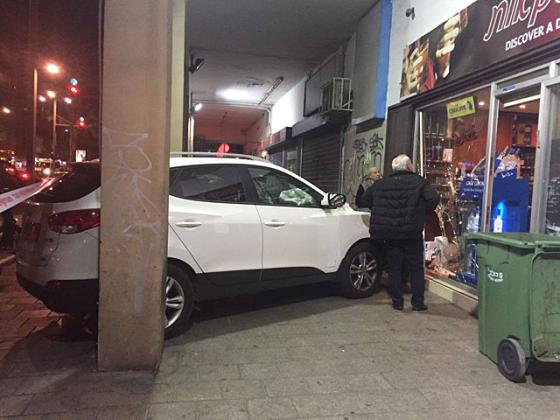 В центре Тель-Авива водитель протаранил несколько автомобилей и въехал в витрину магазина