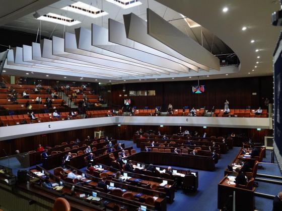 Обсуждение госбюджета: четырехчасовая речь Караи и сотни сатирических поправок