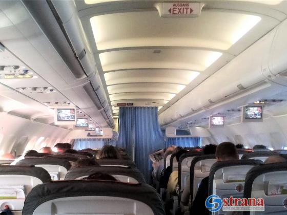 Пассажирка самолета нашла в туалете пакет с миллионом
