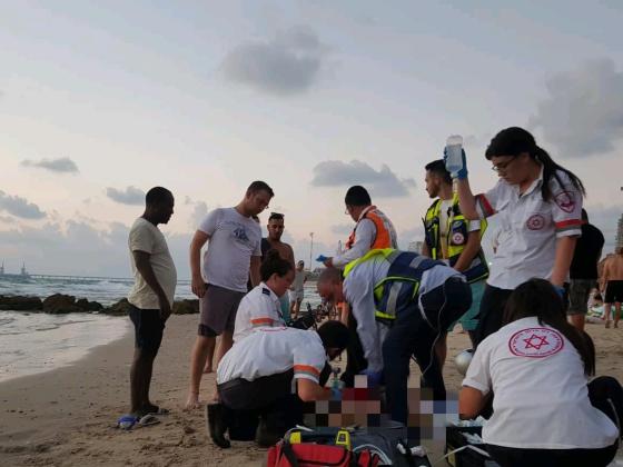 Парамедики борются за жизнь мужчины, едва не утонувшего в море у побережья Бат-Яма