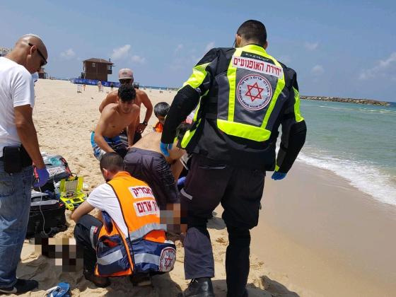Медики пытаются спасти жизнь туриста, пострадавшего на пляже в Нетании