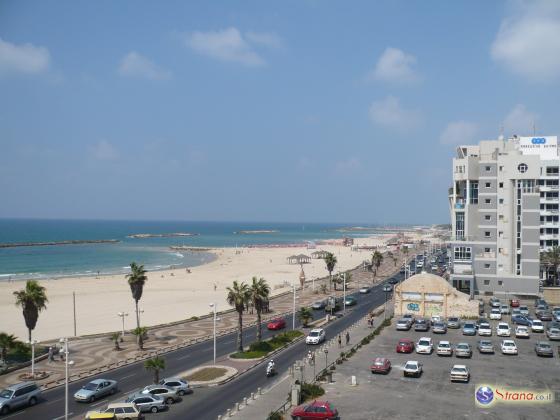 На пляже в Тель-Авиве ведется поиск отдыхающего, пропавшего во время купания