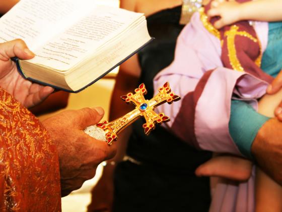 Священник, усыновивший 70 детей, подозревается в изнасиловании