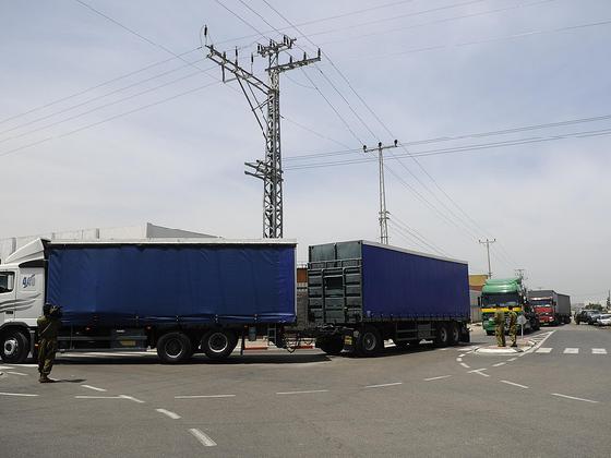 В Газу проехали сотни грузовиков со стройматериалами, топливом и другими товарами