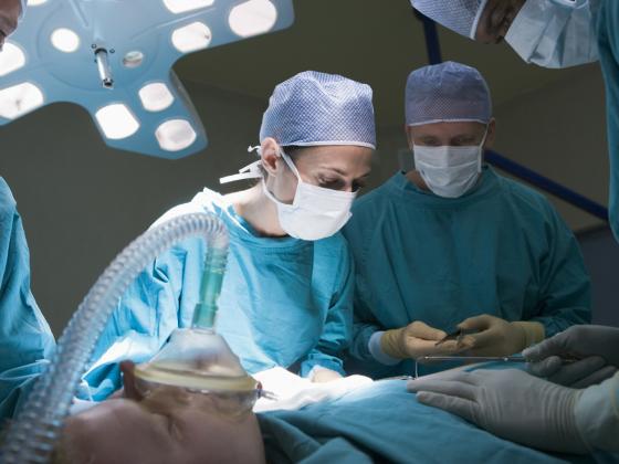 Женщина загорелась во время операции в больнице Асута»
