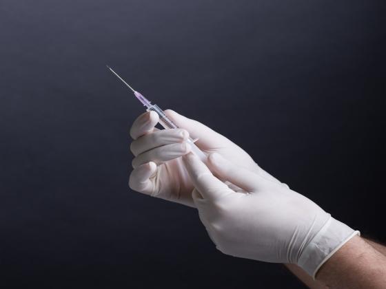 Минздрав: больничные кассы должны вакцинировать от COVID-19 два миллиона израильтян за 42 дня
