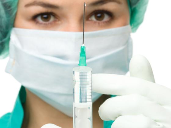 В Израиле четырем женщина-волонтерам сделали прививки от коронавируса