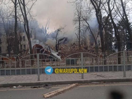 В Мариуполе бомба сброшена на драматический театр, в котором прятались сотни людей