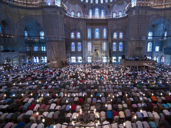 Во Франции запретили ежегодный съезд мусульман под Парижем, сославшись на угрозу теракта