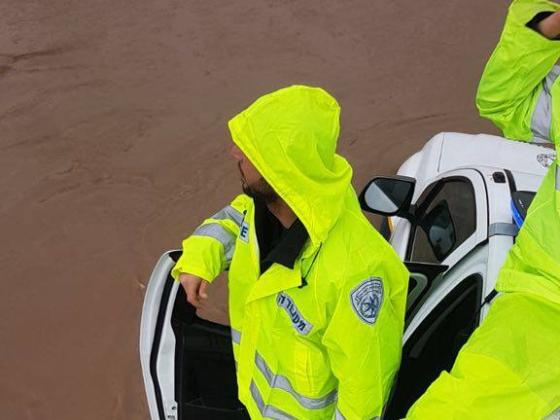 Группа подростков оказалась в зоне наводнения в районе ручья Цафит
