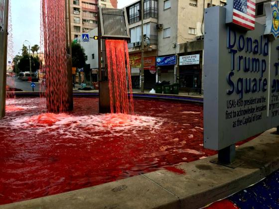 «Кровь» в фонтане в Петах-Тикве: неизвестные устроили акцию протеста против аннексии
