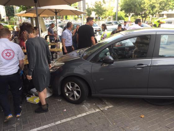 В Тель-Авиве автомобиль врезался в столики уличного кафе. Есть пострадавшие