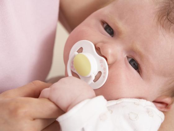 Ученые: младенцы лучше засыпают после плача перед сном
