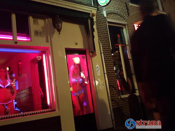 Мужчины в окнах квартала красных фонарей