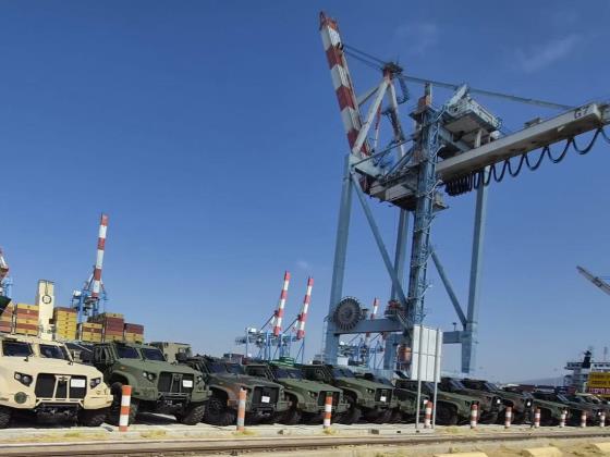 Тысячи тонн военной техники доставлены в Израиль из США