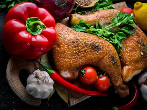Перед праздниками в Израиле предупредили о дефиците молочных продуктов, курятины и овощей