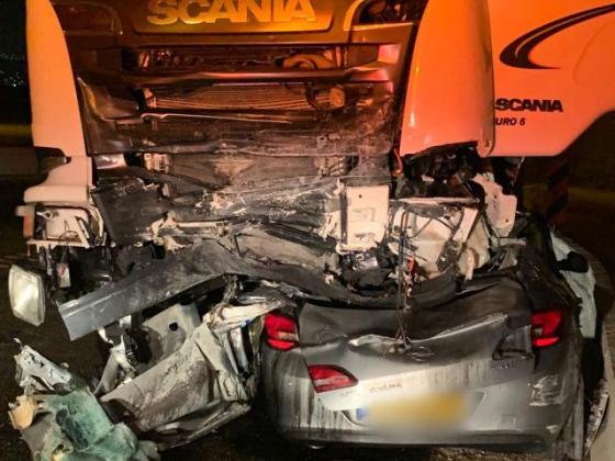 На севере Израиля произошло лобовое столкновение грузовика и легкового автомобиля, один погибший