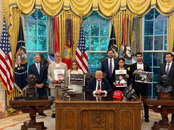 Президент США встретился с семьями заложников и бывшими пленниками