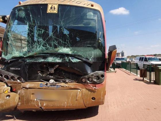 В Беэр-Тувье школьный автобус врезался в стену: 10 пострадавших