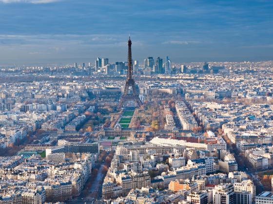 В Париже вновь открылась для туристов Эйфелева башня