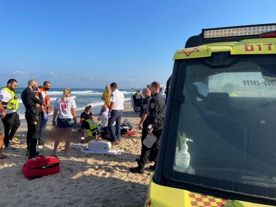 На пляже в Герцлии пытаются спасти мужчину, которого вытащили из воды