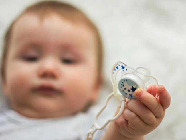 В Бейт-Шемеше погиб 9-месячный малыш: шнурок от соски затянулся на шее