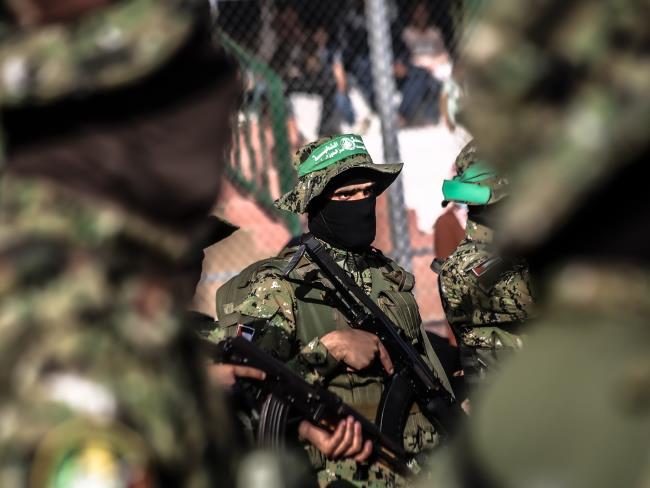 Видео: ХАМАС опубликовал кадры освобождения заложников, один из них усмехнулся