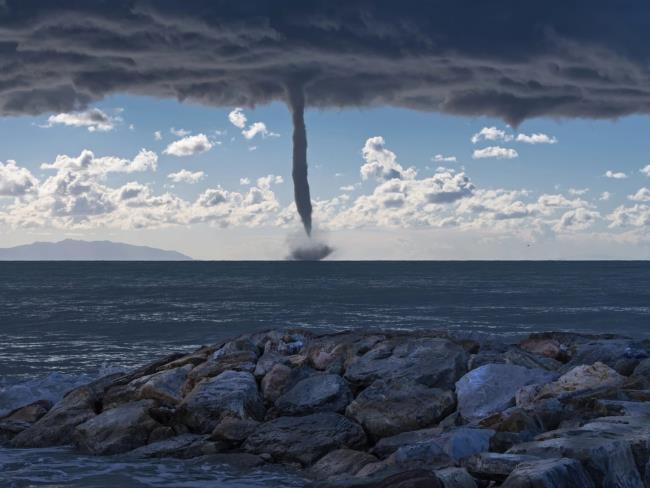 Видео: водяной смерч около побережья Израиля - погода меняется