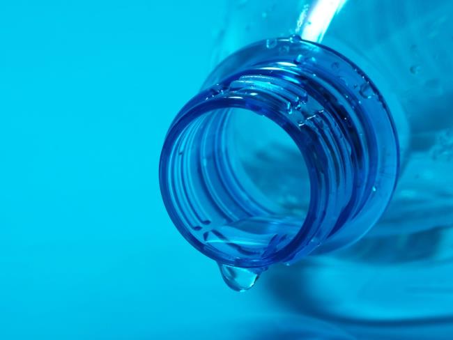 В Тегеране в магазинах дают на руки только одну упаковку из шести бутылок воды