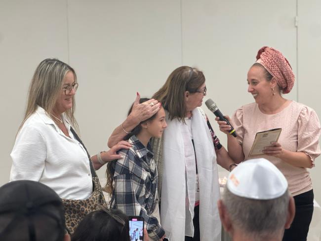 В Ришон-ле-Ционе почти 100 переживших Холокост отметили свою бар- и бат-мицву - муниципалитет провёл для них трогательную церемонию