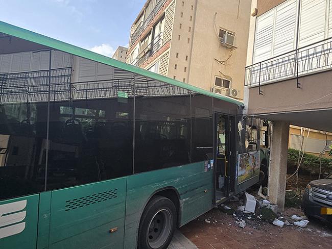 Автобус сдавал назад и врезался в дом в Холоне: пострадали 10 человек