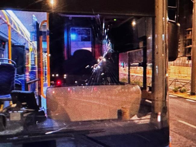 Подростки напали на водителя и разнесли два автобуса из-за замечания о сигарете