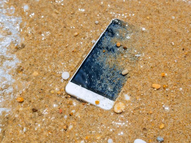 На пляже в Герцлии обнаружен телефон с портретом портретом Ифат Томер-Йерушалми