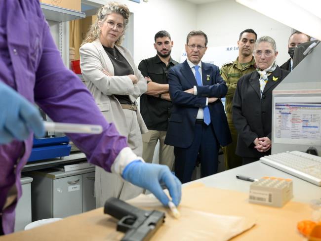 Президент Герцог посетил Национальный центр судебной медицины