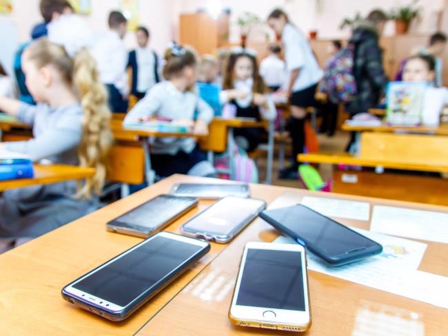Минпрос Израиля объявил о запрете смартфонов в начальных школах с февраля 2026 года