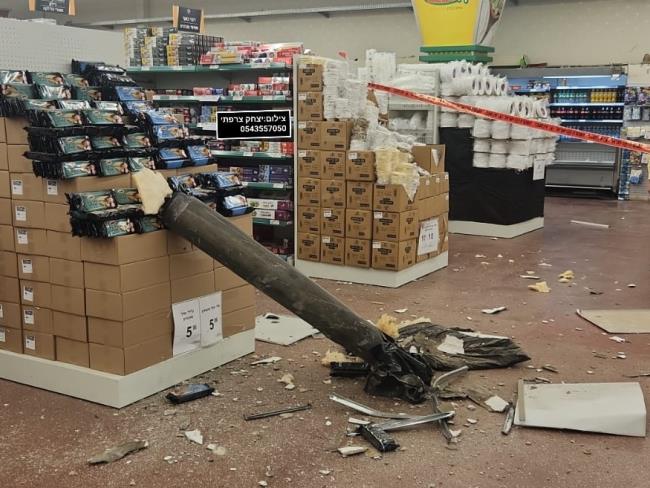 Видео: В Ашдоде огромный обломок ракеты пробил крышу и упал в супермаркет