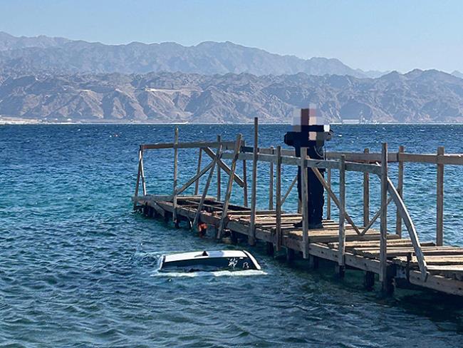 Автомобиль въехал в море в Эйлате: водителя успели спасти