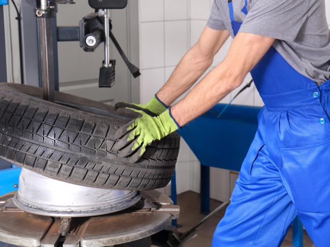 Шиномонтаж как ловушка: обвинение за обман на сотни тысяч шекелей пожилых клиентов в Иерусалиме