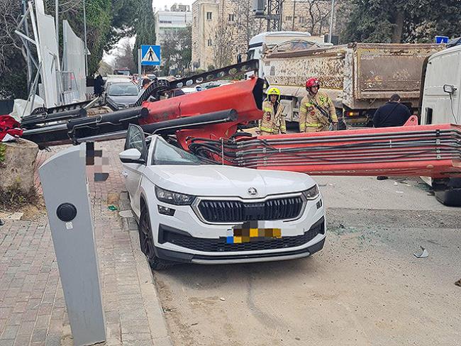 В Иерусалиме подъемный кран упал на автомобиль, погибла пожилая женщина